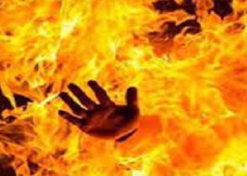 গায়ে কেরোসিন ঢেলে নৌকার কর্মীর গায়ে আগুন