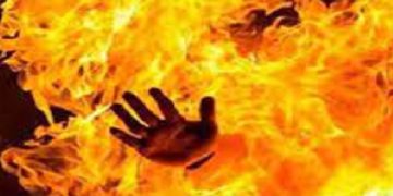 গায়ে কেরোসিন ঢেলে নৌকার কর্মীর গায়ে আগুন