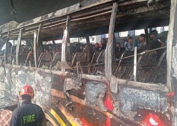 যাত্রাবাড়ী ফ্লাইওভারের নিচে বাসে আগুন