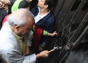 রিজভীর নেতৃত্বে তালা ভেঙে বিএনপির কার্যালয়ে প্রবেশ করেন নেতাকর্মীরা