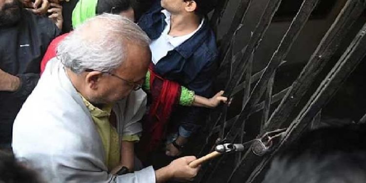 রিজভীর নেতৃত্বে তালা ভেঙে বিএনপির কার্যালয়ে প্রবেশ করেন নেতাকর্মীরা