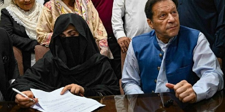 পাকিস্তানের সাবেক প্রধানমন্ত্রী ইমরান খান ও তার স্ত্রী বুশরা বিবিকে ১৪ বছরের কারাদণ্ড