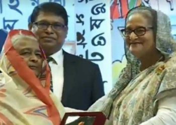 একুশে পদক তুলে দিলেন প্রধানমন্ত্রী শেখ হাসিনা