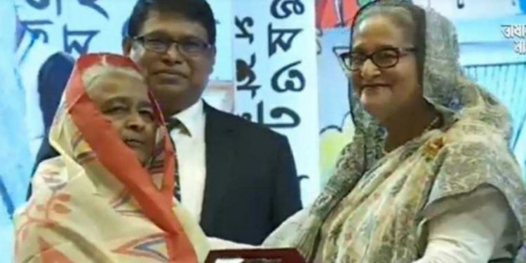 একুশে পদক তুলে দিলেন প্রধানমন্ত্রী শেখ হাসিনা