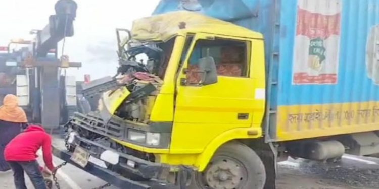এনা পরিবহন ও কাভার্ডভ্যানের মুখোমুখী সংঘর্ষে দুই চালক নিহত
