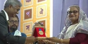 বাংলা একাডেমি সাহিত্য পুরস্কার ও সম্মাননা তুলে দিলেন প্রধানমন্ত্রী শেখ হাসিনা