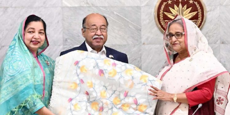 প্রধানমন্ত্রী শেখ হাসিনার কাছে তিন পণ্যের জিআই সনদ হস্তান্তর