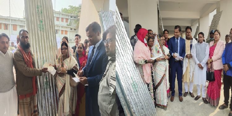কলাপাড়ায় ঢেউটিন ও গৃহমঞ্জুরী বাবদ চেক বিতরণ