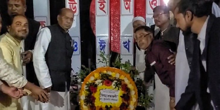 মাতৃভাষা দিবসের শহীদ মিনারে ফুল দিয়ে শ্রদ্ধা জানান দুর্যোগ ব্যবস্থাপনা ও ত্রান মন্ত্রনালয়ের প্রতিমন্ত্রী