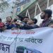 মেট্রোরেলে হাফ পাসের দাবিতে মানববন্ধন করেছে শিক্ষার্থীরা