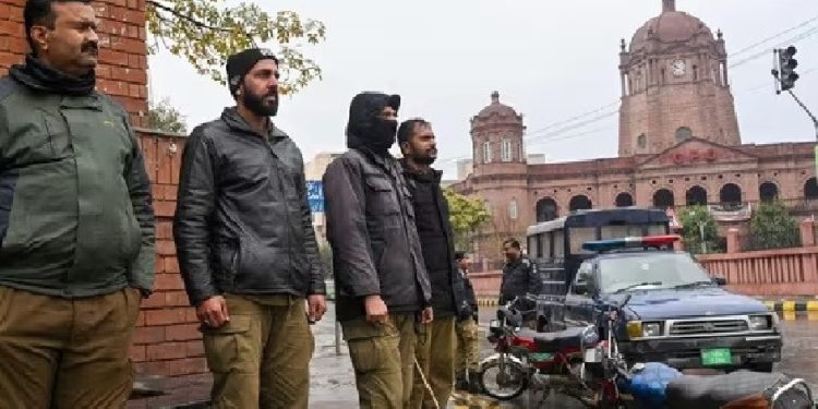 পাকিস্তানে থানায় সন্ত্রাসী হামলায় নিহত-১০,আহত- ৬