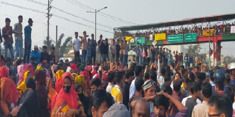 বেতন-ভাতা বৃদ্ধির দাবিতে ধামরাইয়ে মহাসড়ক অবরোধ