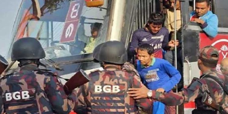বাংলাদেশে আশ্রয় নেওয়া বিজিপিসহ ৩৩০ জন মিয়ানমারের নাগরিককে হস্তান্তর করলো বিজিবি