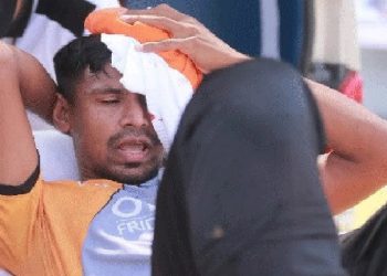 মাথায় বল লেগে রক্তক্ষরণ হতে থাকায় দ্রুত হাসপাতালে মুস্তাফিজ
