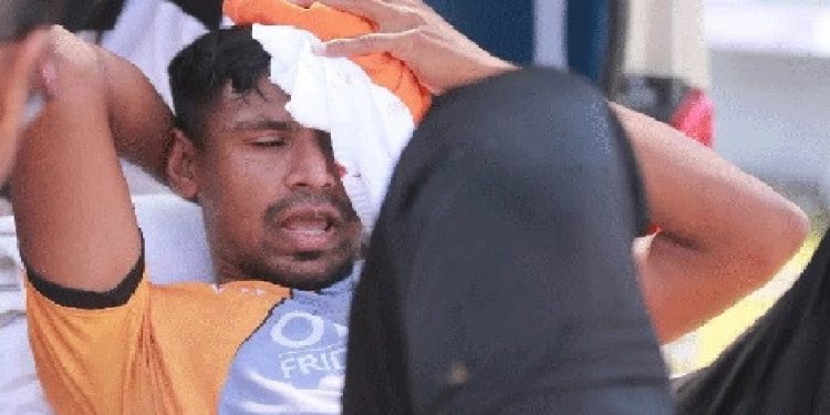মাথায় বল লেগে রক্তক্ষরণ হতে থাকায় দ্রুত হাসপাতালে মুস্তাফিজ