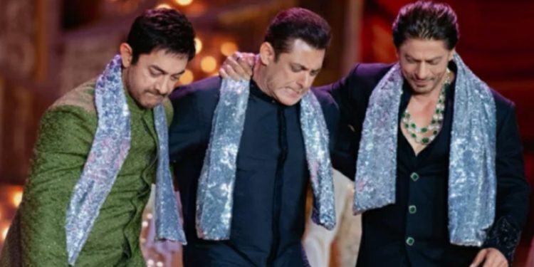 একমঞ্চে জমিয়ে নাচলেন বলিউডের তিন খান
