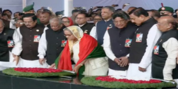 বঙ্গবন্ধুর প্রতিকৃতিতে শ্রদ্ধা জানিয়েছেন প্রধানমন্ত্রী শেখ হাসিনা