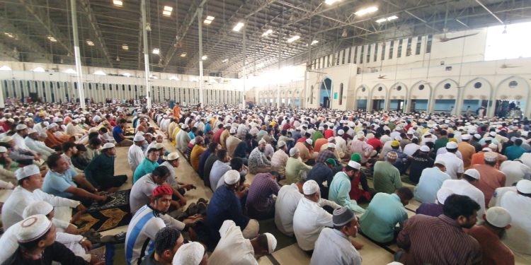 পবিত্র রমজান মাসের প্রথম জুমায় বায়তুল মোকাররমে মুসল্লিদের ঢল