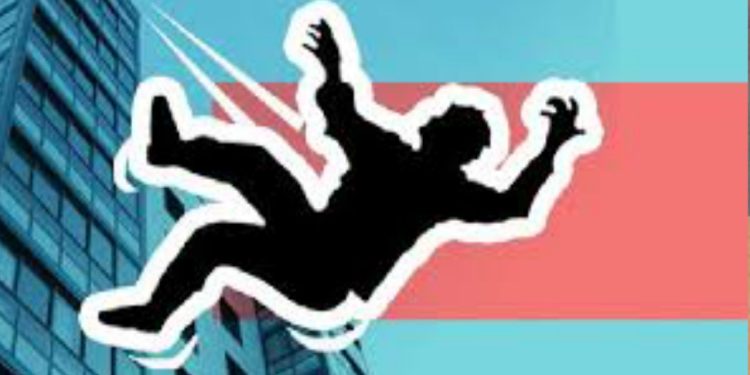 সিদ্দিক বাজার এলাকার একটি বাসার ছাদ থেকে পড়ে এক যুবকের মৃত্যু