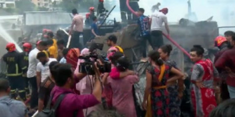কড়াইল বস্তিতে আগুন, আগুন নেভাতে ফায়ার সার্ভিসের ৮ ইউনিট