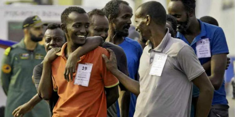 আটক ৩৫ সোমালি জলদস্যুকে নেওয়া হলো মুম্বাইয়ে