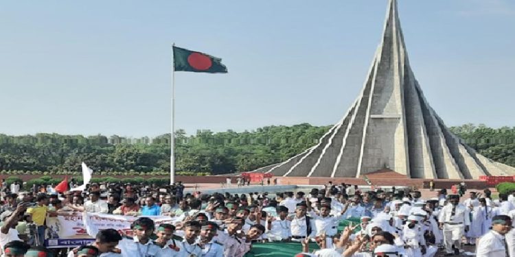 স্বাধীনতা দিবসে শহীদদের প্রতি শ্রদ্ধা জানাতে স্মৃতিসৌধে লাখো মানুষের ঢল