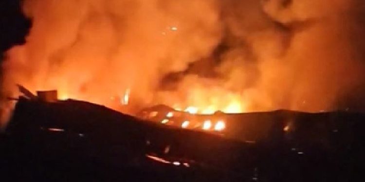 দেশের অন্যতম বড় পাইকারি কাপড়ের বাজার বাবুরহাটে ভয়াবহ অগ্নিকাণ্ড