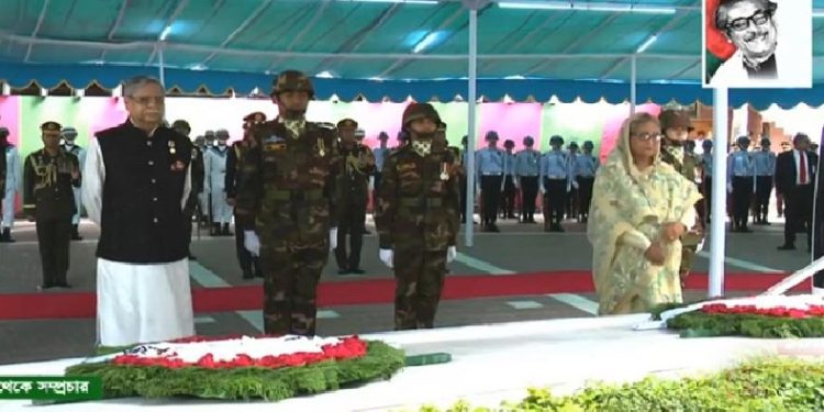 টুঙ্গিপাড়ায় বঙ্গবন্ধু শেখ মুজিবুর রহমানের সমাধিতে রাষ্ট্রপতি ও প্রধানমন্ত্রীর শ্রদ্ধা
