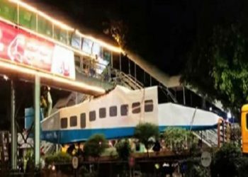 ফুটওভারব্রিজে আটকে গেল উড়োজাহাজ