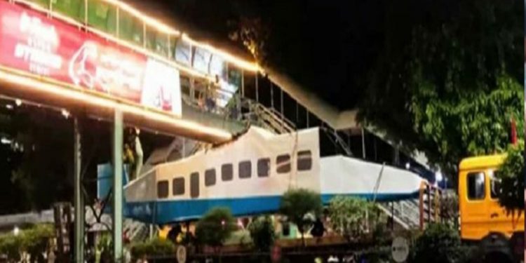 ফুটওভারব্রিজে আটকে গেল উড়োজাহাজ