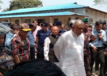 বান্দরবানের সন্ত্রাসীদের বিরুদ্ধে যৌথ বাহিনীর সাঁড়াশি অভিযানের ঘোষণা দিয়েছেন স্বরাষ্ট্রমন্ত্রী