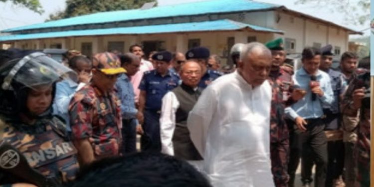 বান্দরবানের সন্ত্রাসীদের বিরুদ্ধে যৌথ বাহিনীর সাঁড়াশি অভিযানের ঘোষণা দিয়েছেন স্বরাষ্ট্রমন্ত্রী