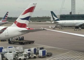 লন্ডনের হিথ্রো বিমানবন্দরে দুটি বিমানের সংঘর্ষ