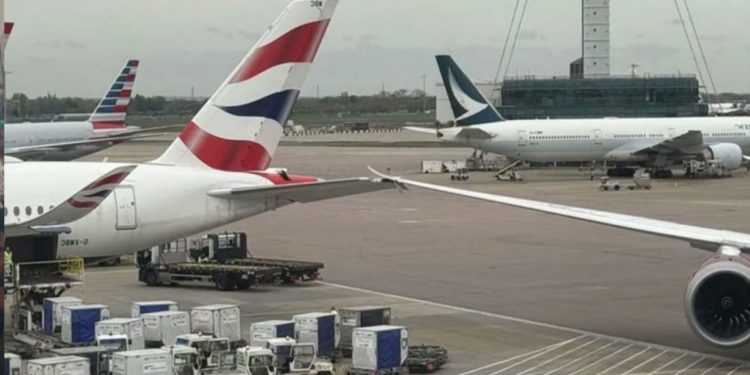 লন্ডনের হিথ্রো বিমানবন্দরে দুটি বিমানের সংঘর্ষ