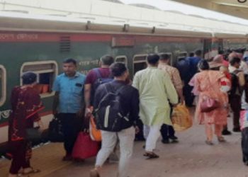 শেষ দিনে রেলযাত্রায় স্বস্তিতেই ঘরে ফিরছে মানুষ