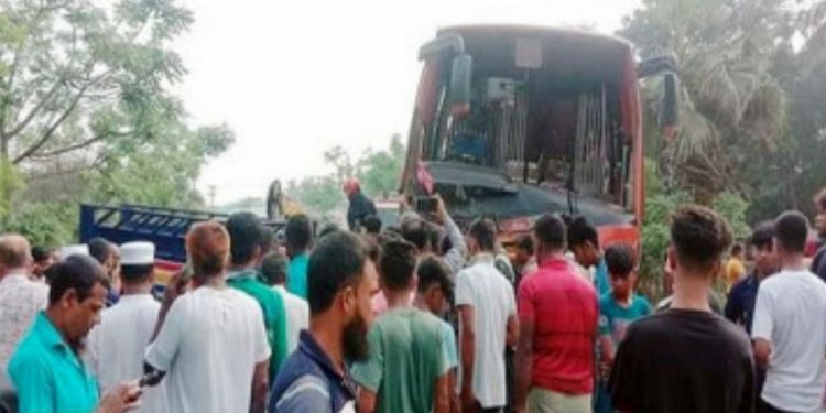 বাস-পিকআপ সংঘর্ষে নিহত-১৪