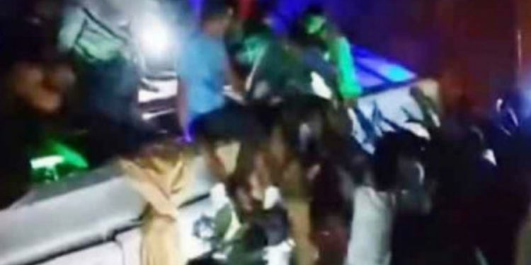 ফ্লাইওভার থেকে যাত্রীবাহী বাস পড়ে নিহত- ৫,আহত- ৪০