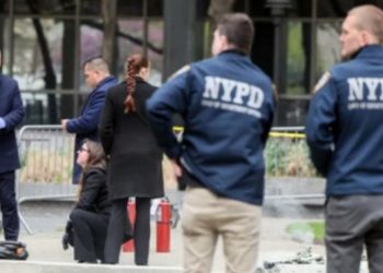 বিচার কাজ চলার সময় আদালতের বাইরে গায়ে আগুন দিলেন যুবক