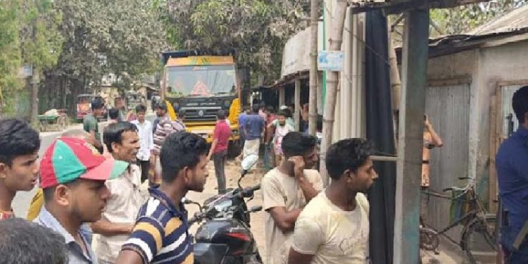 হাতীবান্ধায় ট্রাকের ধাক্কায় শালি-দুলাভাই নিহত