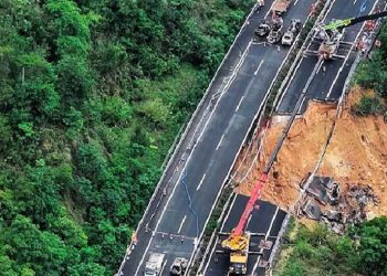চীনে একটি মহাসড়কের একাংশ ধসে বেশ কয়েকটি গাড়ি খাদে পড়ে ১৯ জনের মৃত্যু হয়েছে।