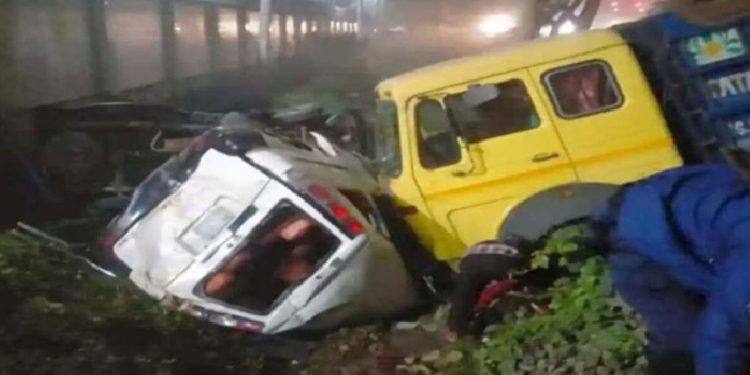 ট্রাক-প্রাইভেটকার মুখোমুখি সংঘর্ষ, নিহত ৫