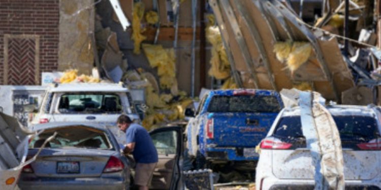 যুক্তরাষ্ট্রে টর্নেডো এবং ঝড়ের আঘাতে কমপক্ষে ১৫ জন নিহত