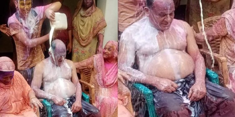 আধা মণ দুধ দিয়ে নির্বাচিত চেয়ারম্যানকে গোসল করালো এলাকাবাসী
