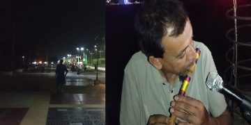 তাপদাহের মাঝে মনের সুখে বাঁশি বাজিয়ে দর্শকদের শীতল করছেন আশরাফ মিয়া