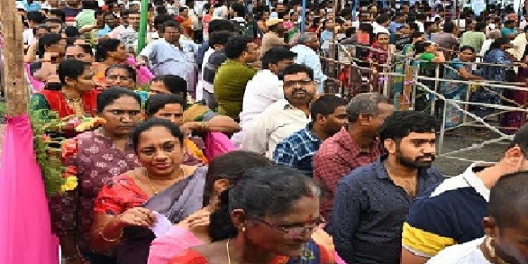 ভারতে লোকসভা নির্বাচনে রেকর্ড সংখ্যক ভোট অন্ধ্র প্রদেশে, ভোটকেন্দ্রে ছিল ভোটারদের দীর্ঘ সারি