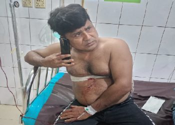 ছেলে ছুরিকাঘাতে মালয়েশিয়া প্রবাসী বাবা গুরুতর আহত