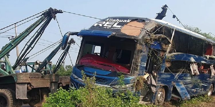 চৌদ্দগ্রামে বাস খাদে পড়ে নিহত- ৫, আহত- ১৫