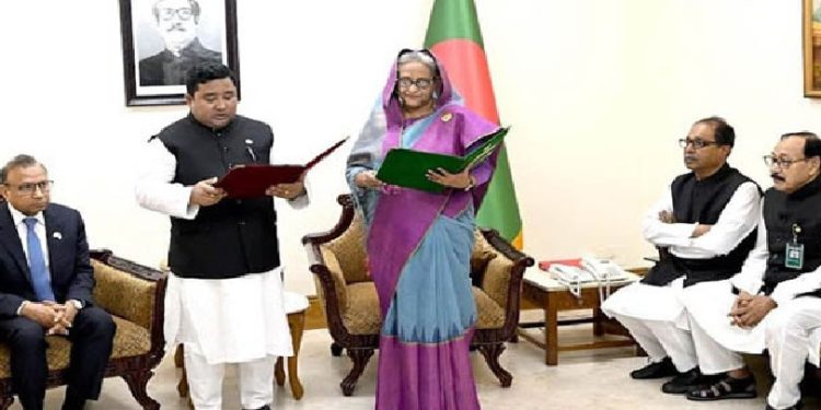 লালমনিরহাট জেলা পরিষদ চেয়ারম্যানকে শপথবাক্য পাঠ করালেন প্রধানমন্ত্রী শেখ হাসিনা