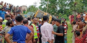 সড়ক সংস্কারের গর্তে পড়ে ধানবোঝাই ট্রাক উল্টে গিয়ে দুই শ্রমিকের মৃত্যু