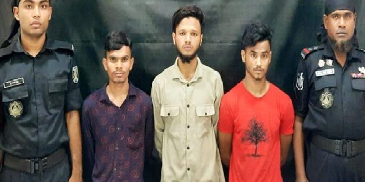 বাড্ডায় ঘিরে রাখা বাড়ি থেকে ৬৫ হাতবোমা উদ্ধার, আটক- ৩